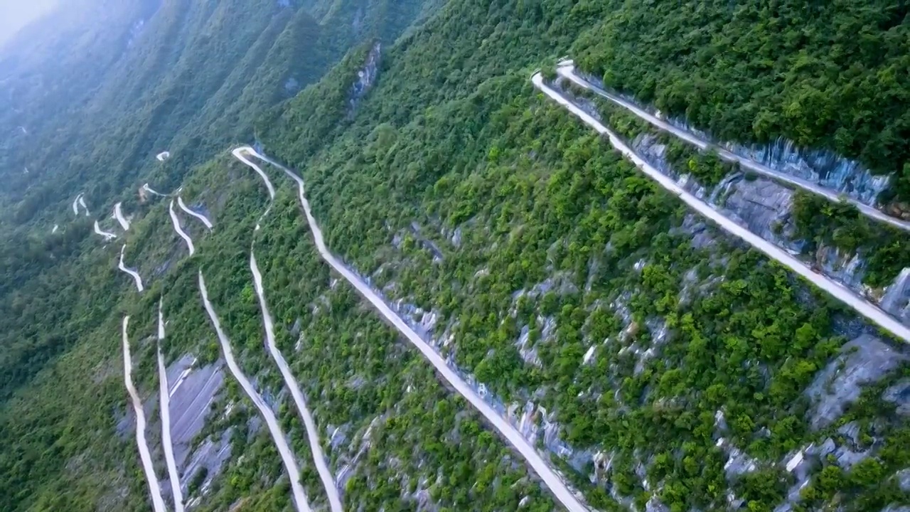 航拍山中曲折的道路视频素材