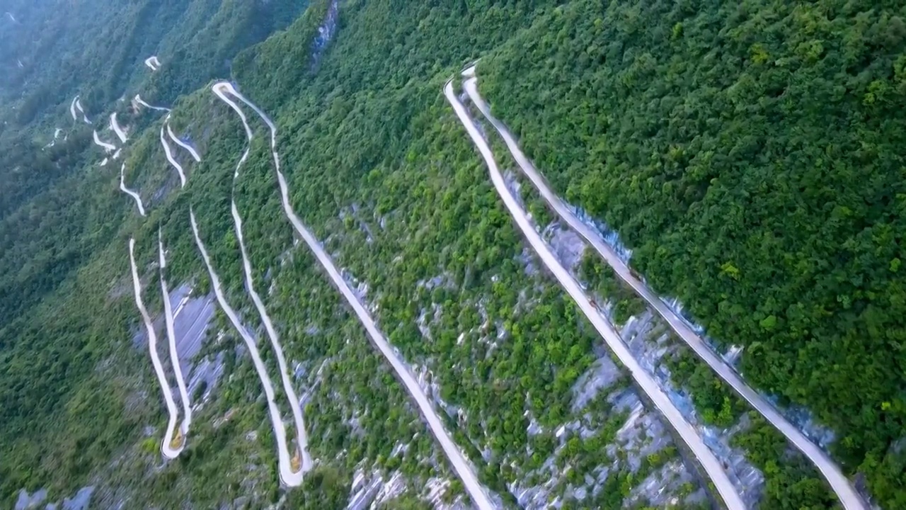 航拍山中曲折的道路视频素材