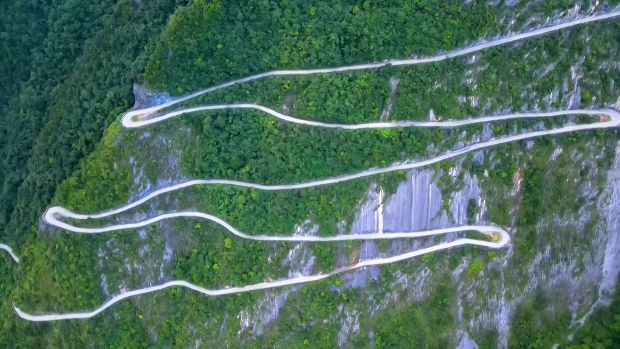 航拍山中曲折的道路视频素材