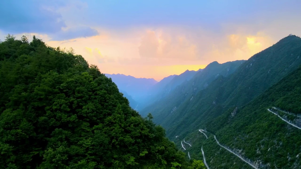 航拍山中曲折的道路视频素材