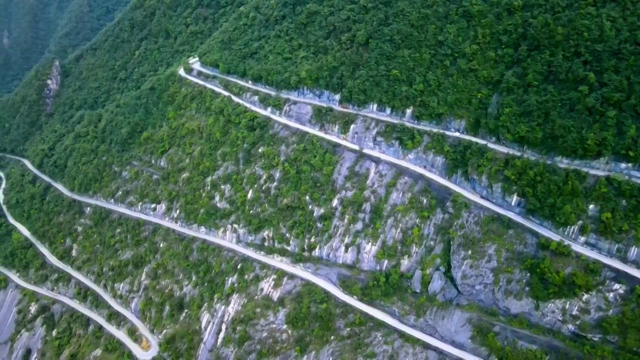 航拍山中曲折的道路视频素材