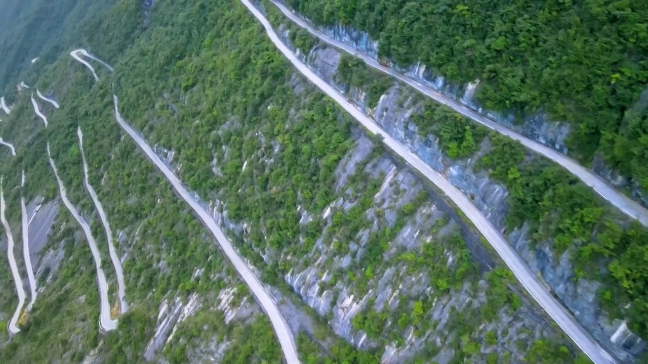 航拍山中曲折的道路视频素材