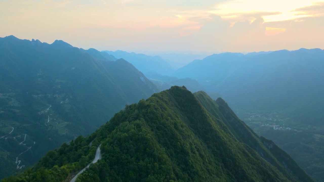 航拍山中的夕阳视频素材