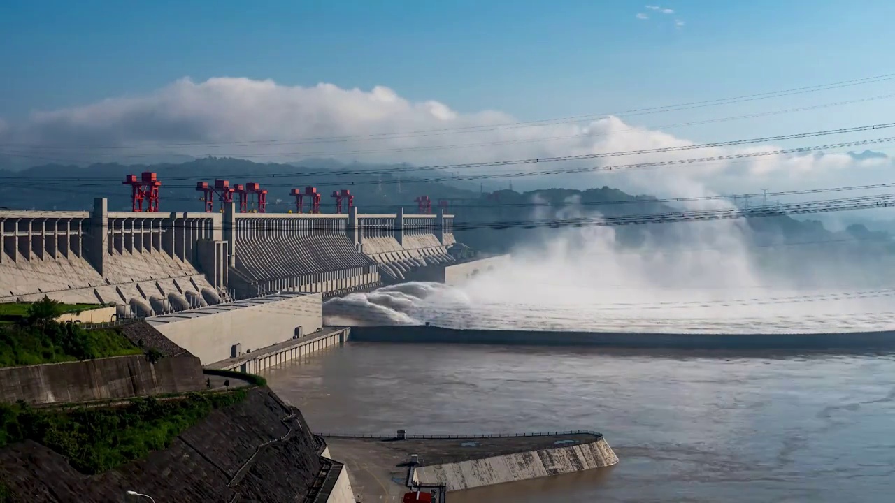 三峡大坝抵御长江洪水视频素材