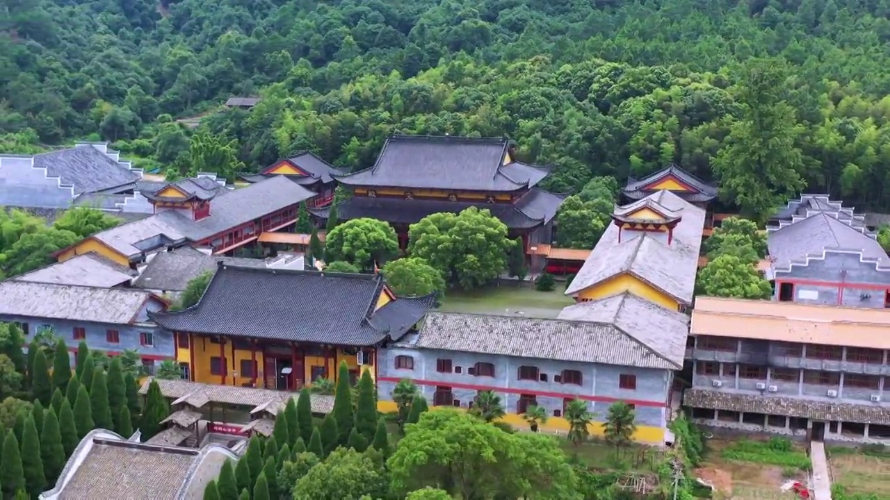 航拍江西吉安资国禅寺大雄宝殿视频素材