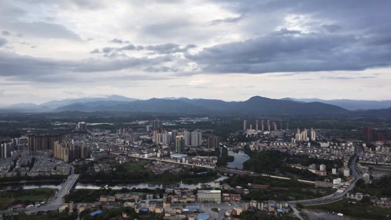 傍晚桂林灵川城市上空的云视频素材