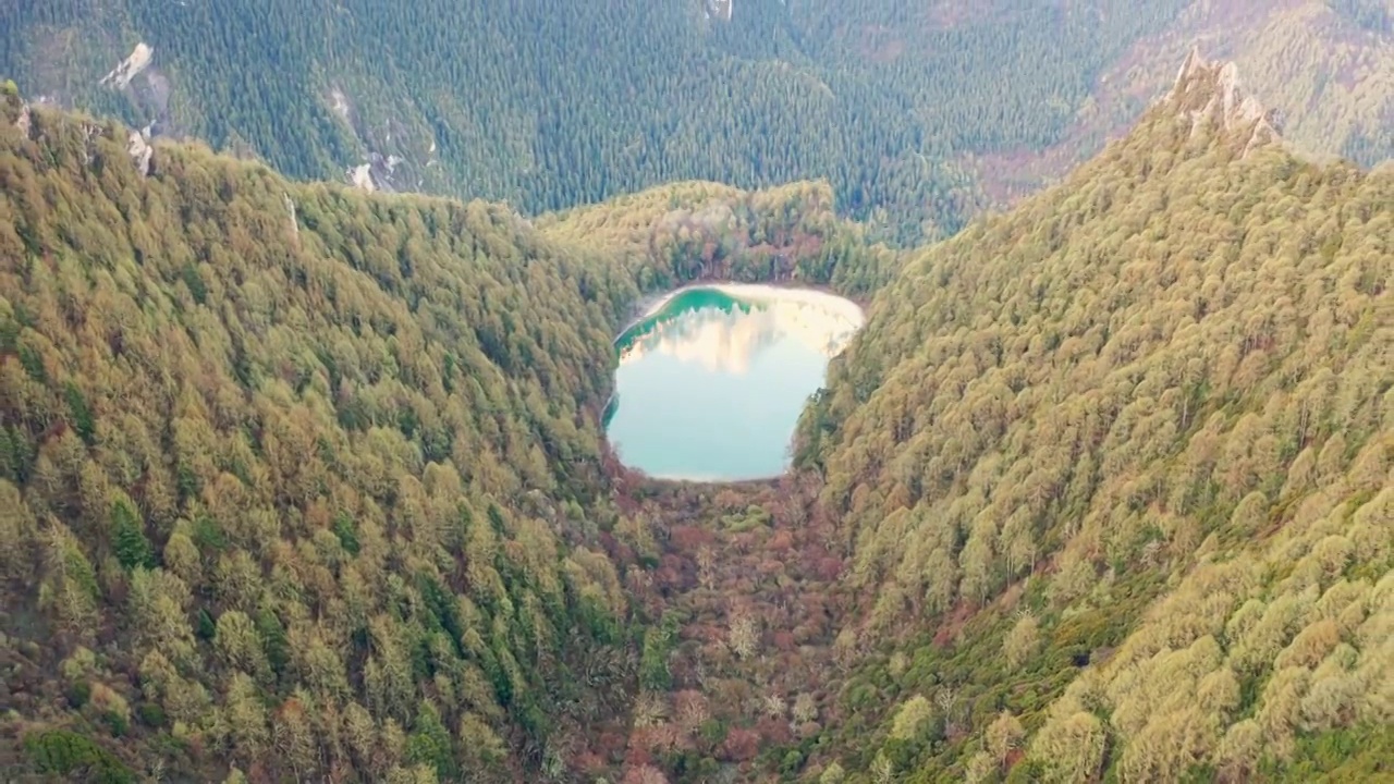 四川川西甘孜昌坝海森林雪山风光视频素材