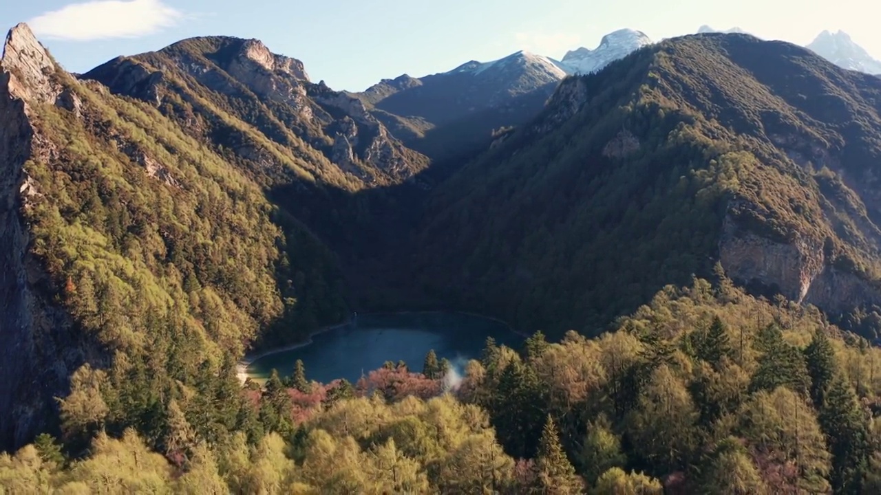 四川川西甘孜昌坝海森林雪山风光视频素材