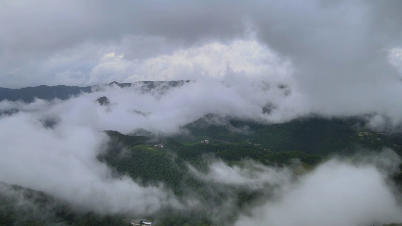 航拍山中雨后的云雾视频素材