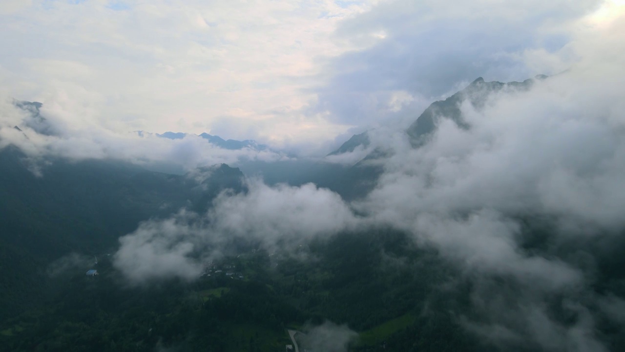 航拍山中雨后的云雾视频素材