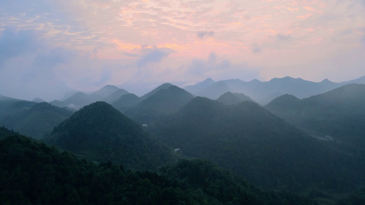 航拍山中的清晨风光视频素材