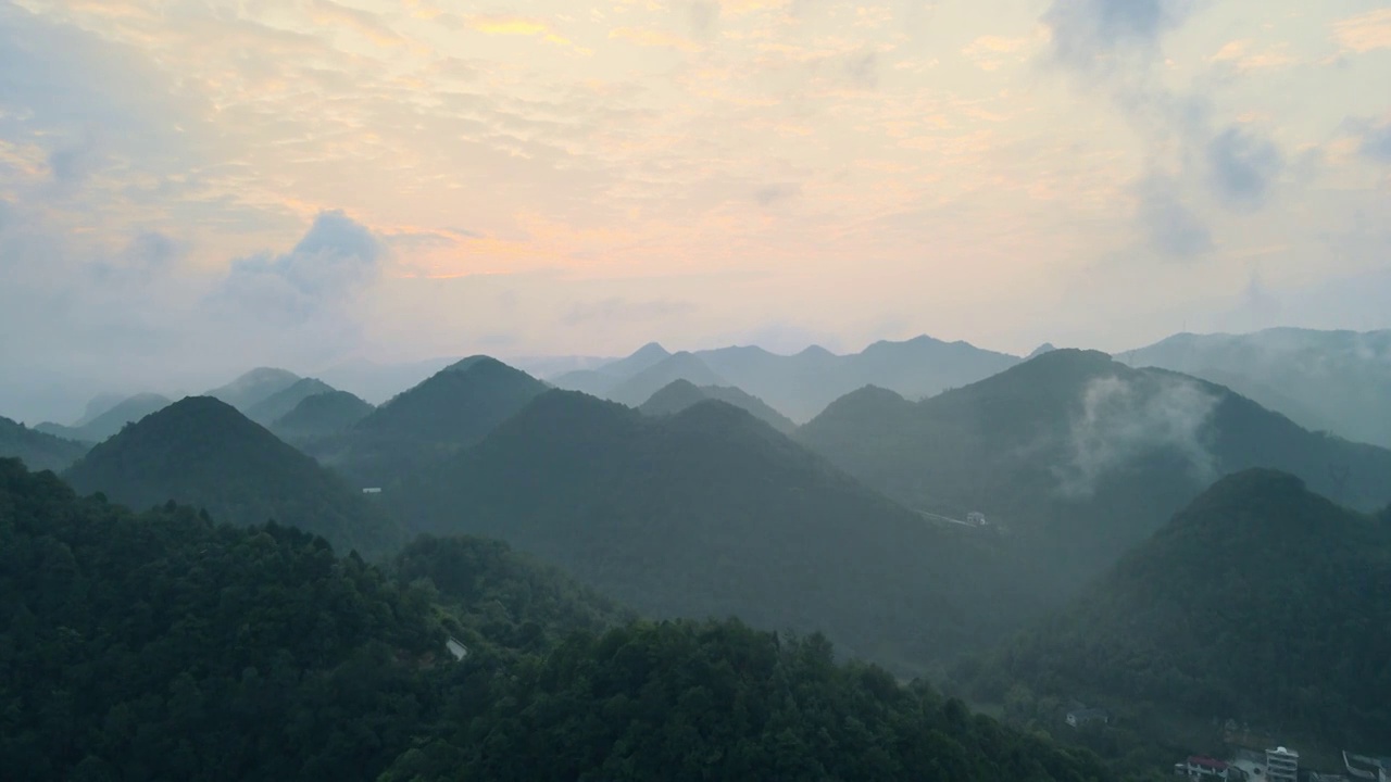 航拍山中的清晨风光视频素材