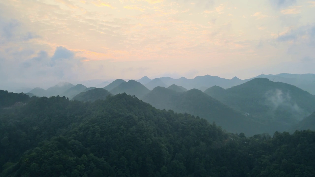 航拍山中的清晨风光视频素材