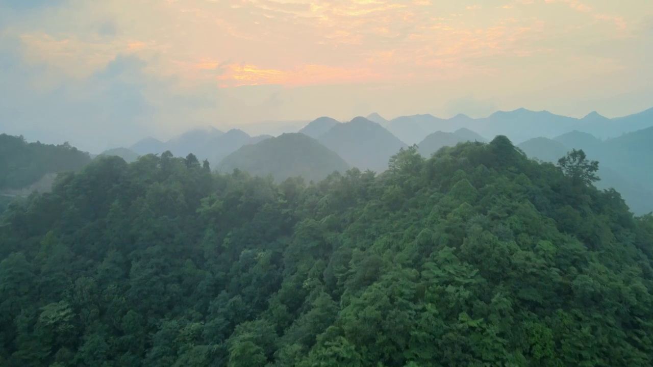 航拍山中的清晨风光视频素材