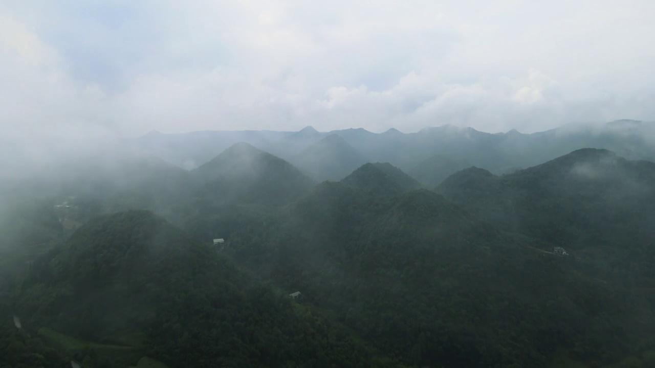 航拍山中的清晨风光视频素材