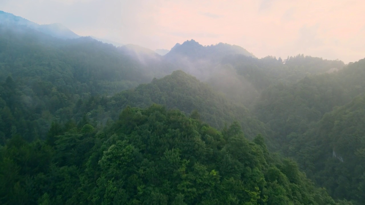 航拍山中的清晨风光视频素材