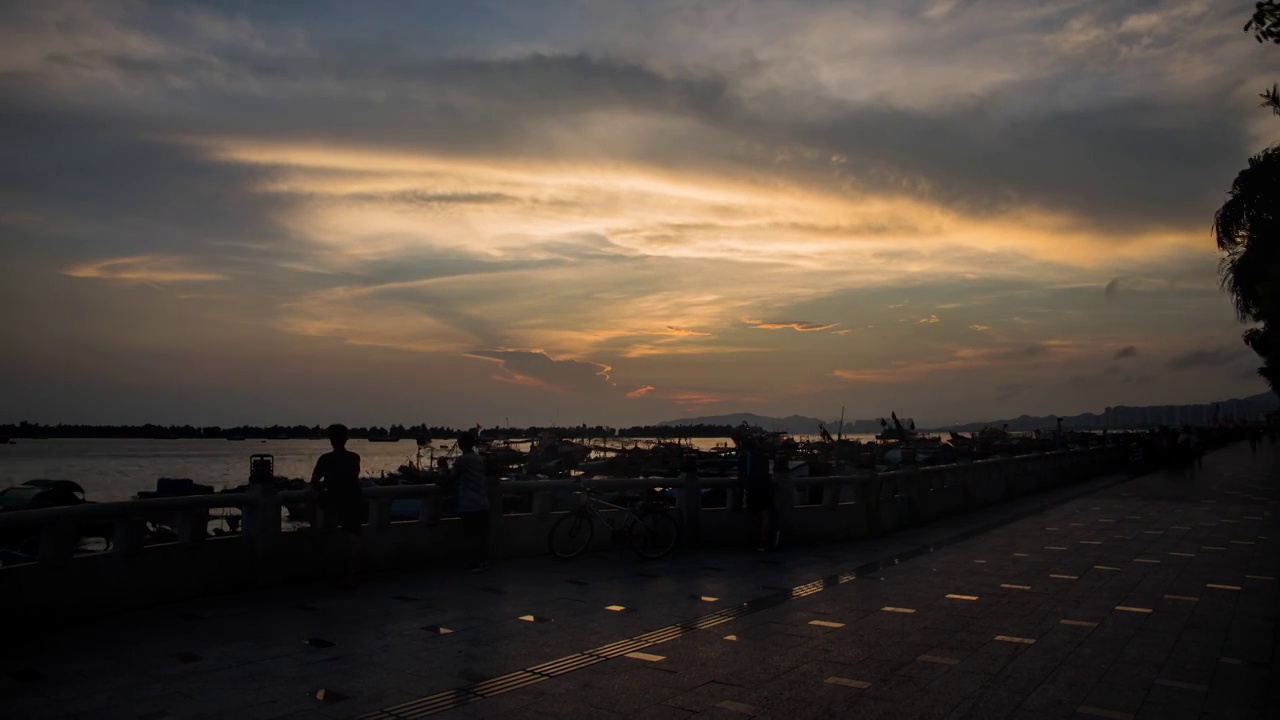 广东省汕尾城区海滨街日转夜延时视频素材