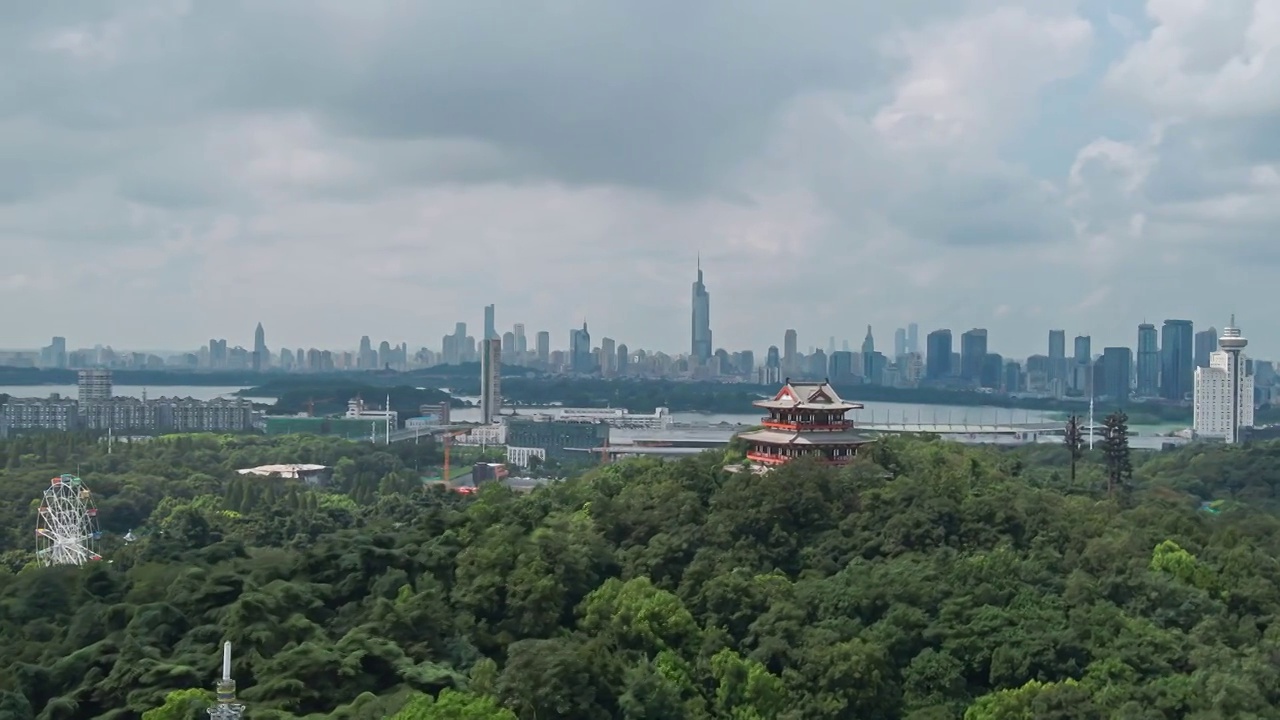 在南京红山航拍现代化的城市面貌视频素材