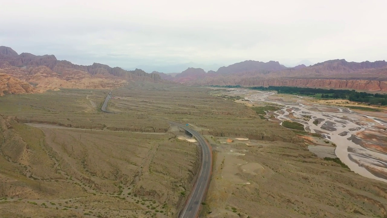 航拍新疆独库公路库车大峡谷视频素材