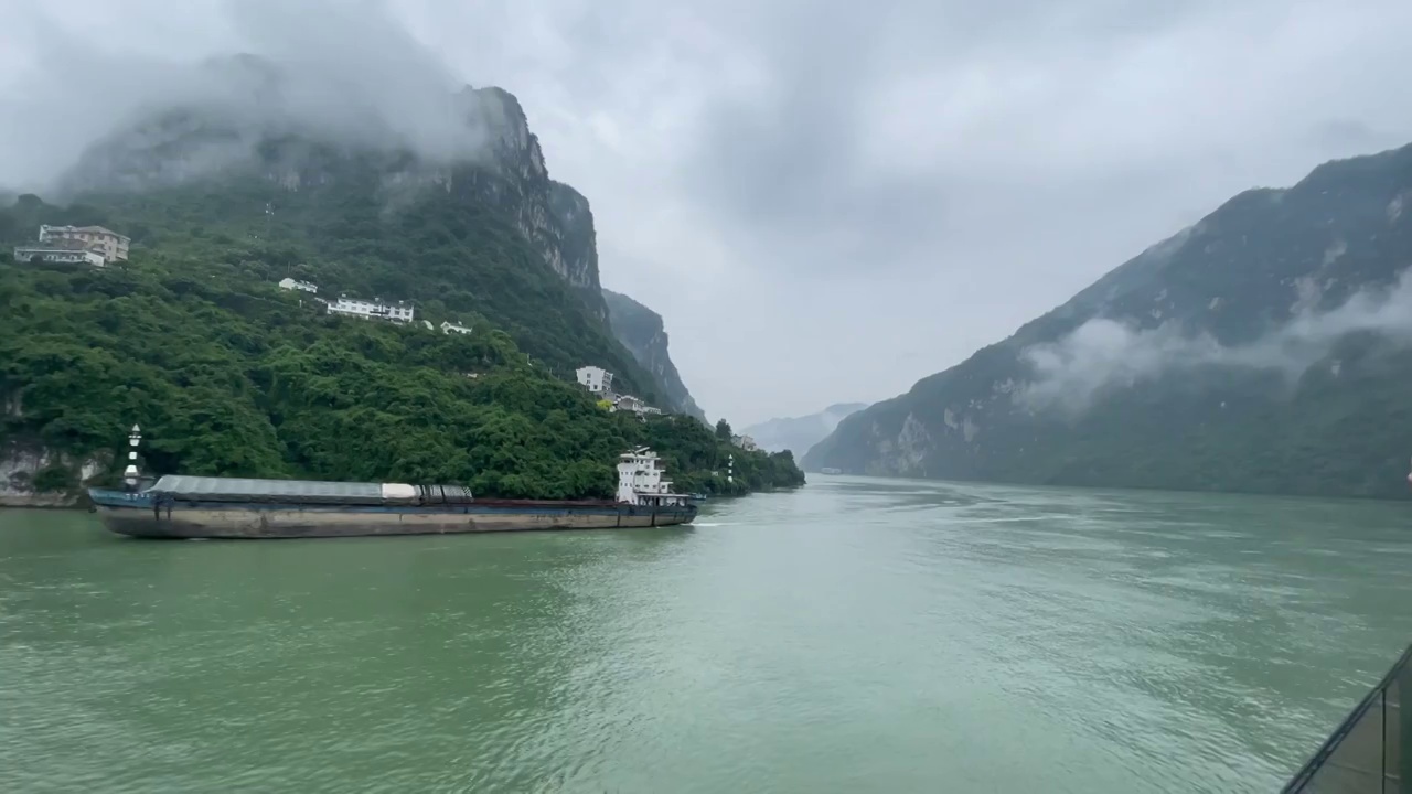 长江三峡云雾中游轮旅游视频素材