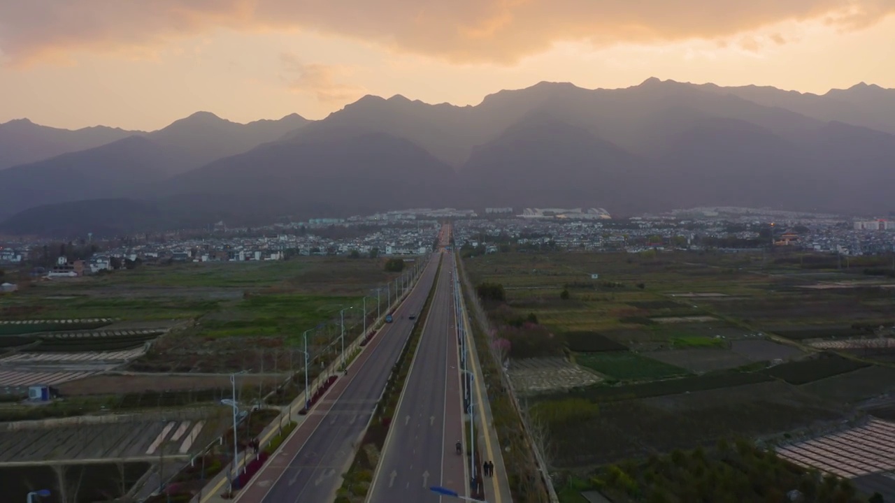 航拍大理的网红公路和洱海视频素材