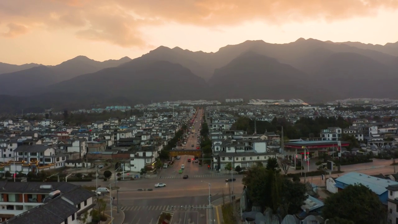 航拍大理的网红公路和洱海视频素材