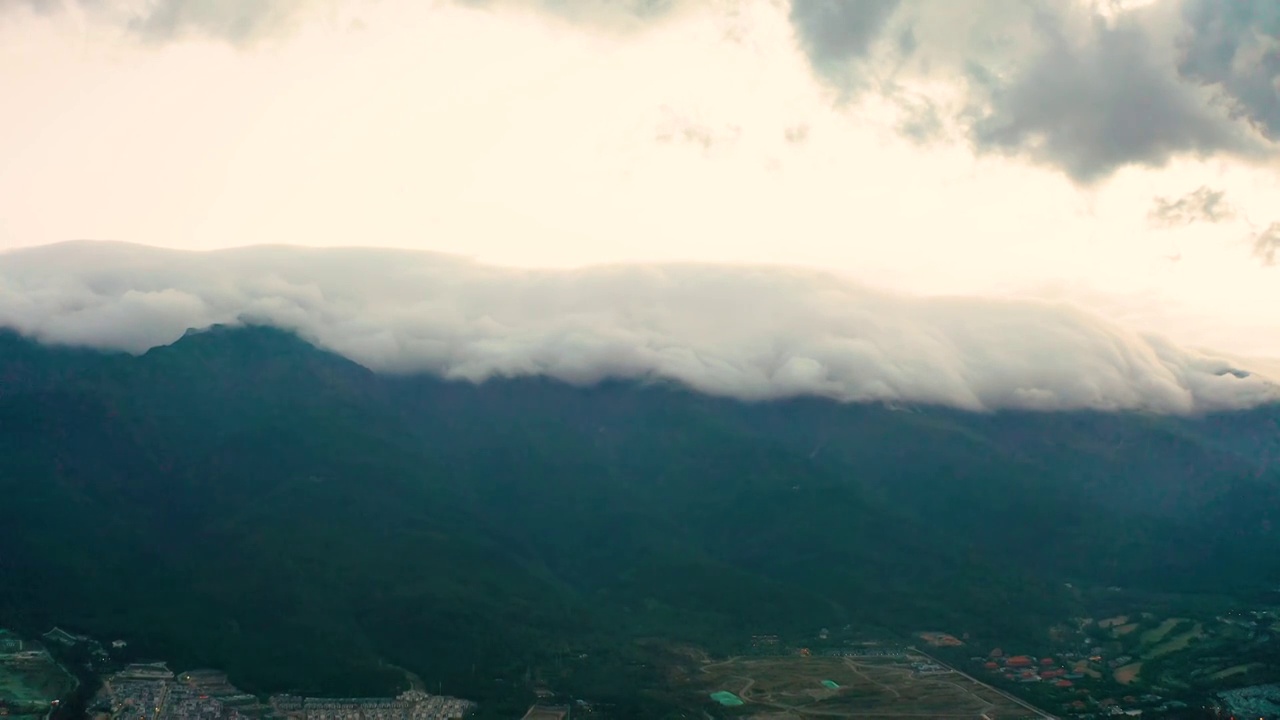 航拍云南大理苍山云雾视频素材