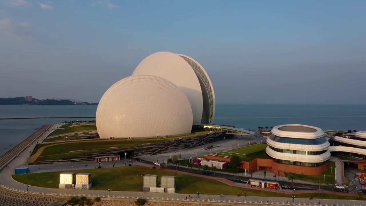 航拍广东珠海歌剧院（日月贝）城市地标风光视频素材