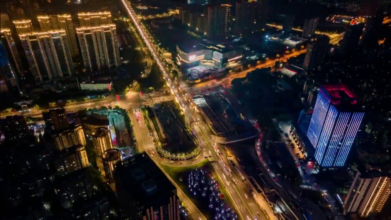 夜晚繁忙的城市道路视频素材