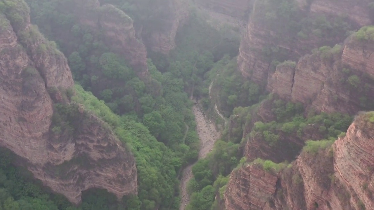 航拍河北京娘湖景区太行山峡谷河流地缝自然风光视频素材