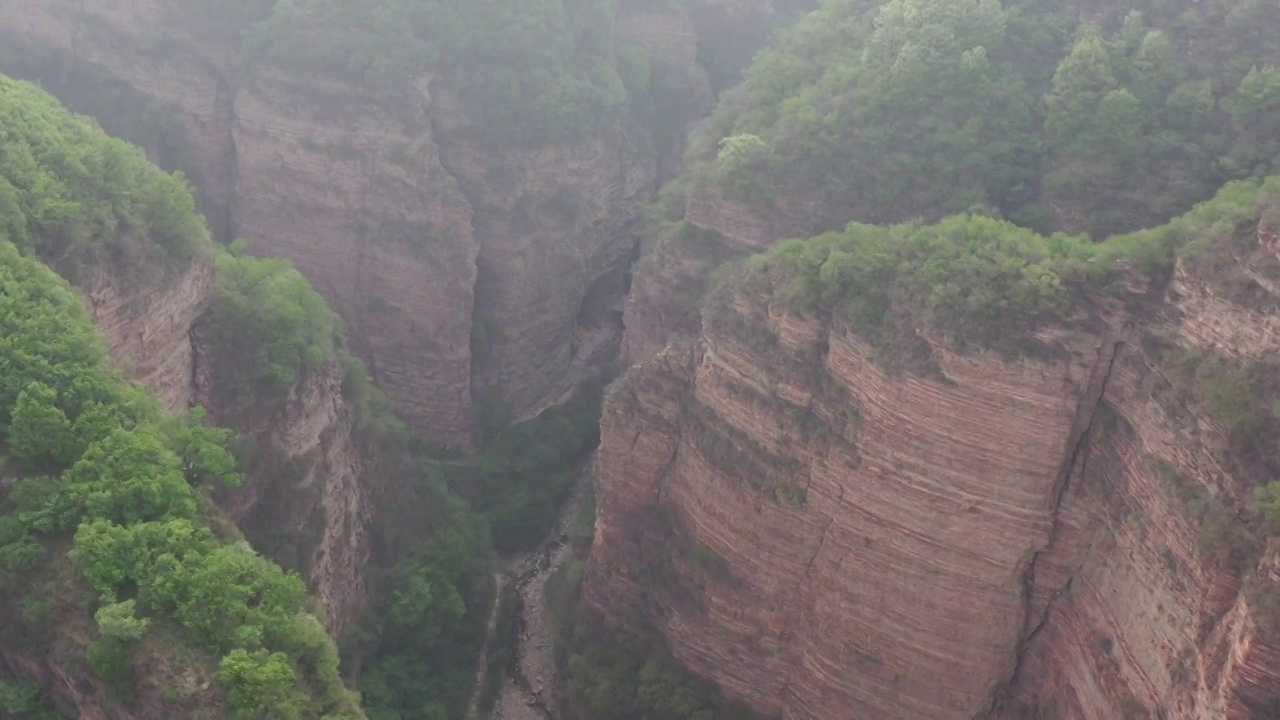 航拍河北京娘湖景区太行山峡谷河流地缝自然风光视频素材