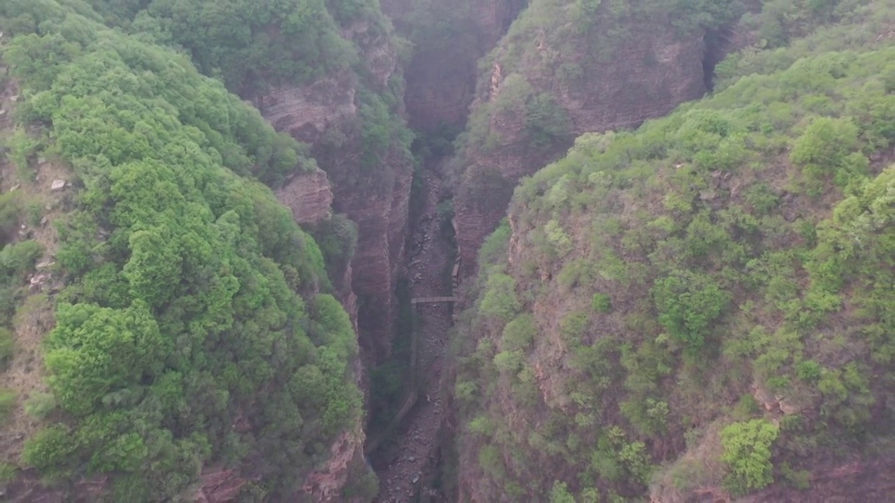 航拍河北京娘湖景区太行山峡谷河流地缝自然风光视频素材