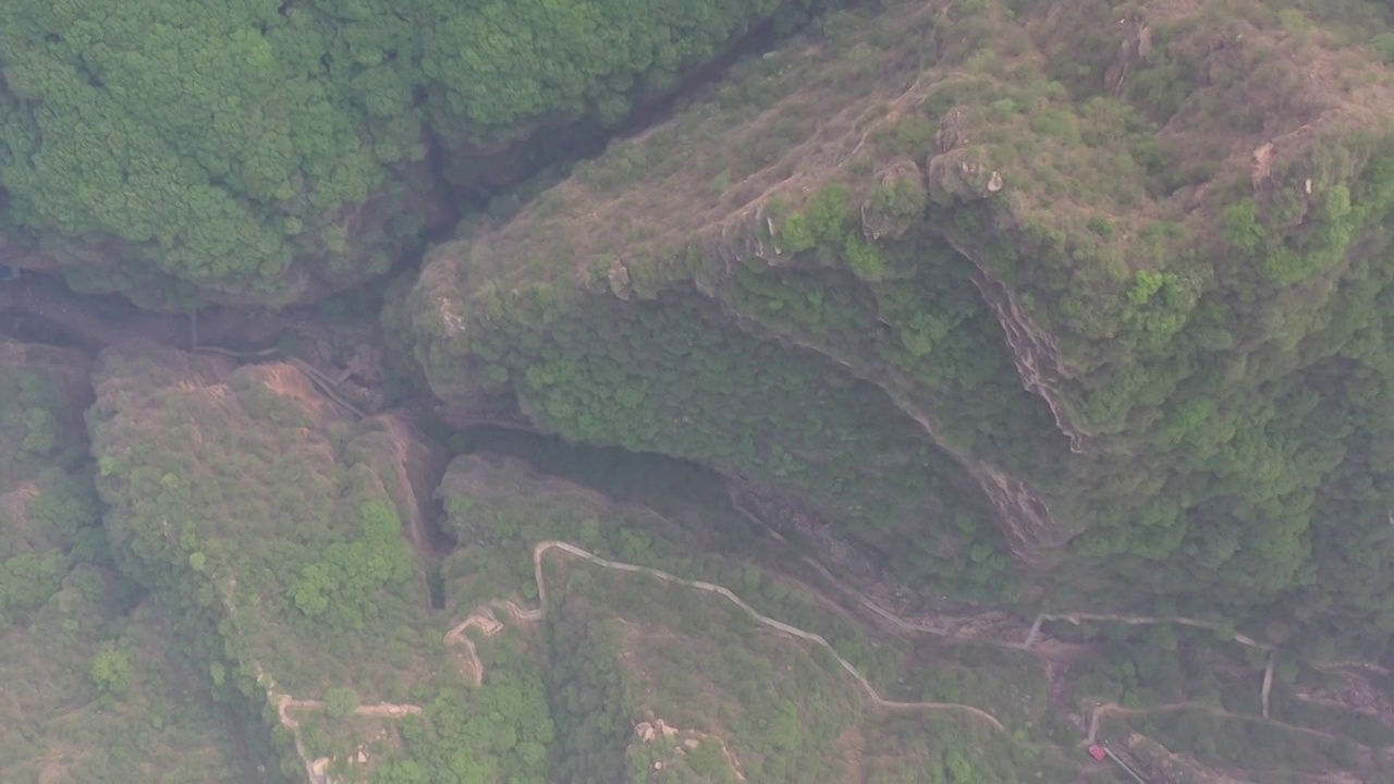 航拍河北京娘湖景区太行山峡谷河流地缝自然风光视频素材