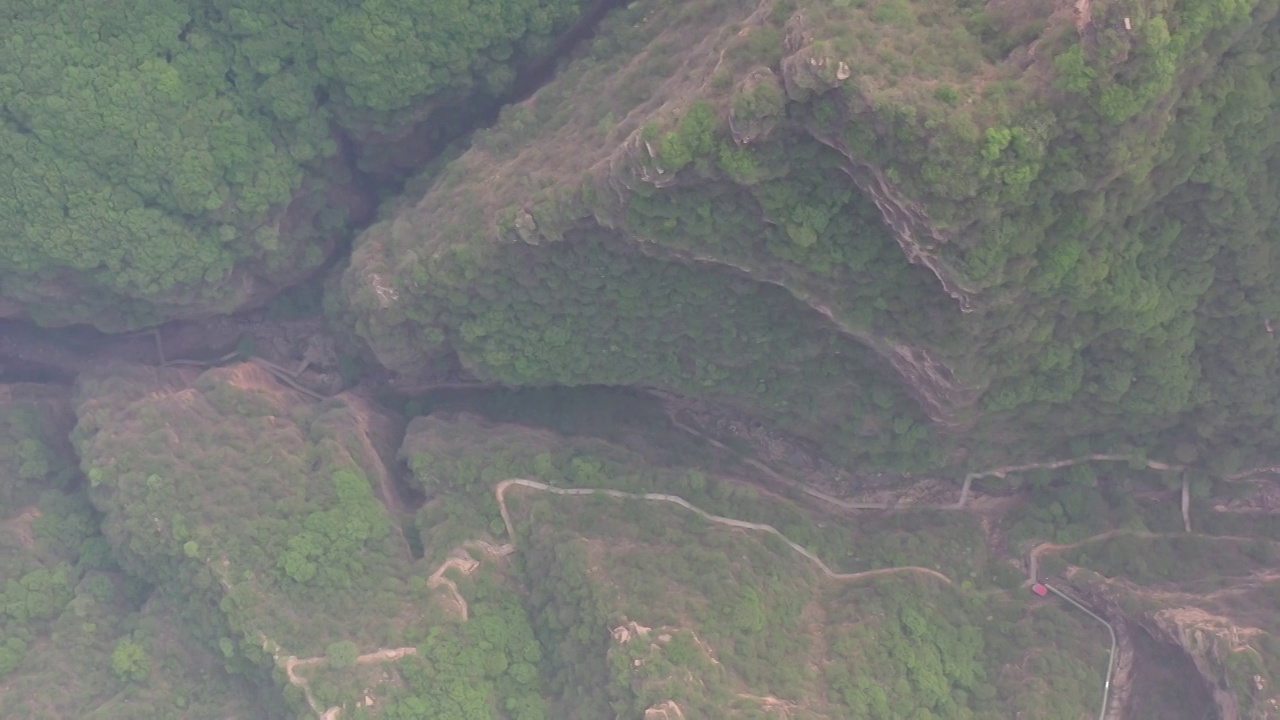 航拍河北京娘湖景区太行山峡谷河流地缝自然风光视频素材