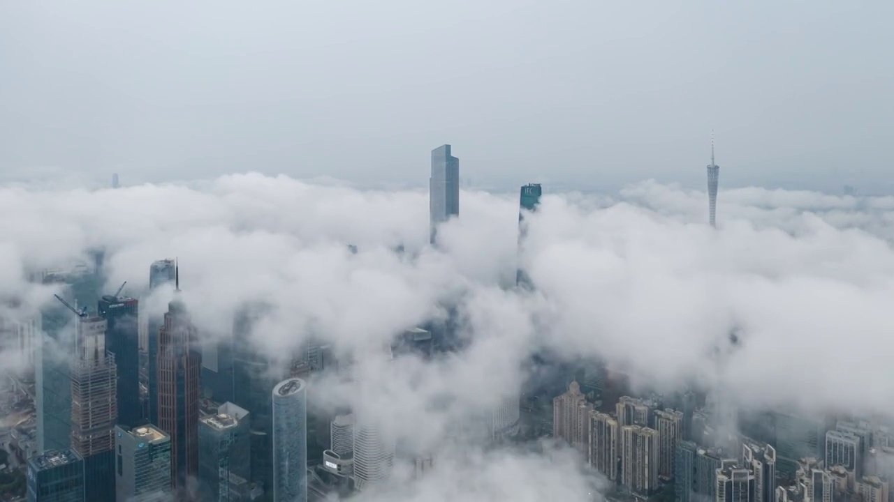 航拍早晨雨后云海中的广州珠江新城，摩天大桥云雾弥漫视频素材