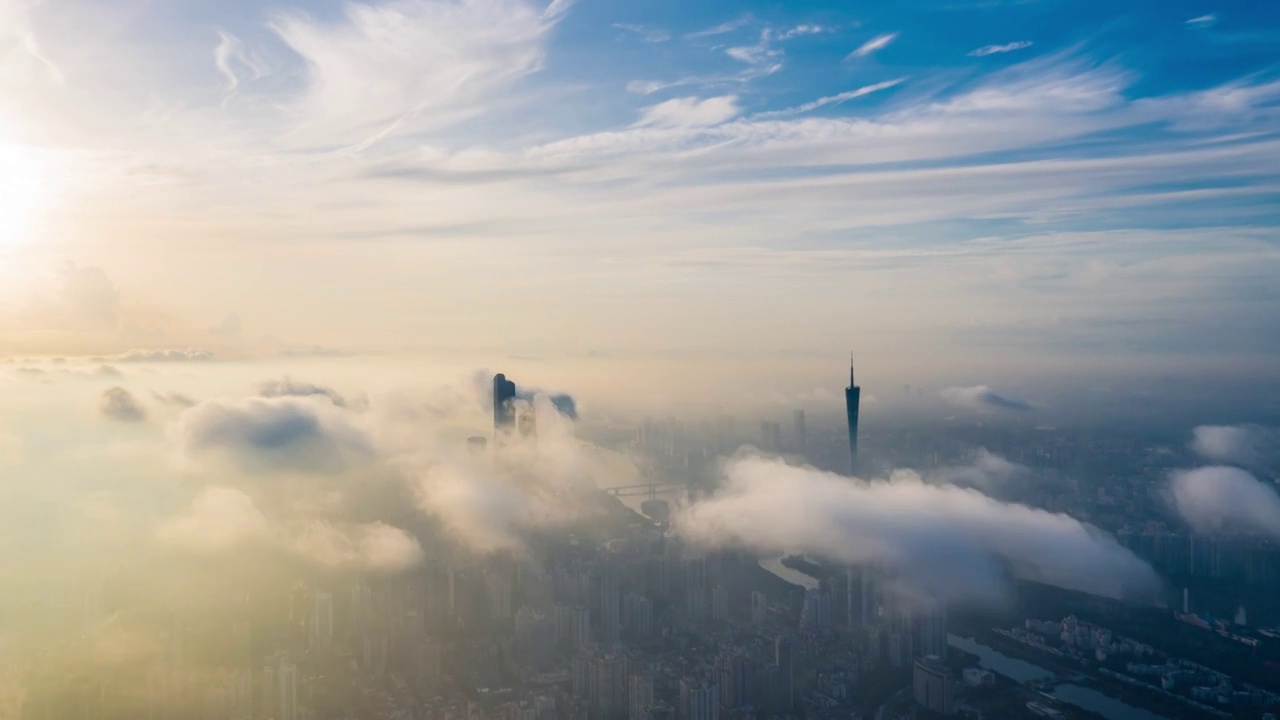 航拍日出时分珠江上空云雾弥漫，云 海中的广州塔 、东塔、西塔视频素材