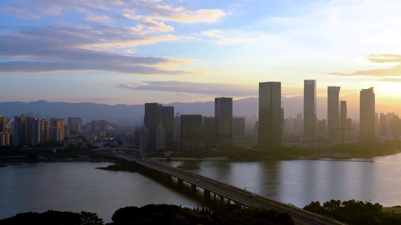 中国福建福州尤溪洲大桥和闽江黄昏的车流视频素材