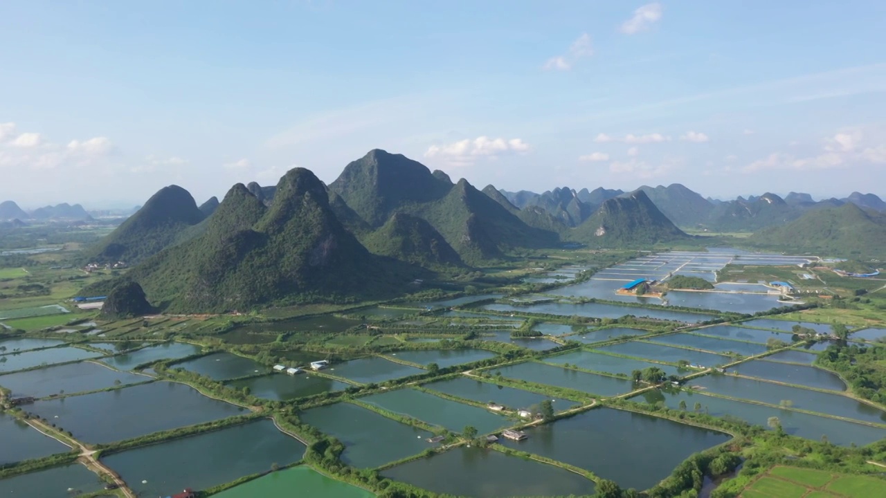 蓝天白云下桂林山间大片的鱼塘视频素材