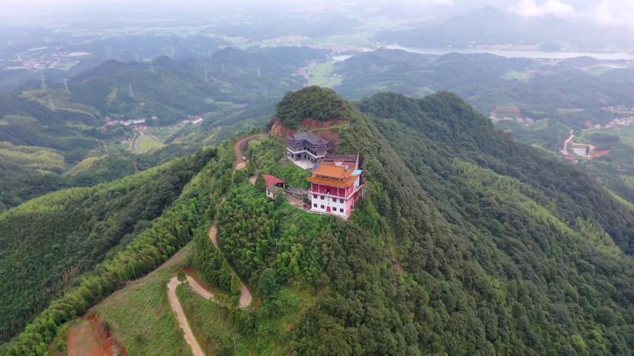 云层下的云峰台视频素材