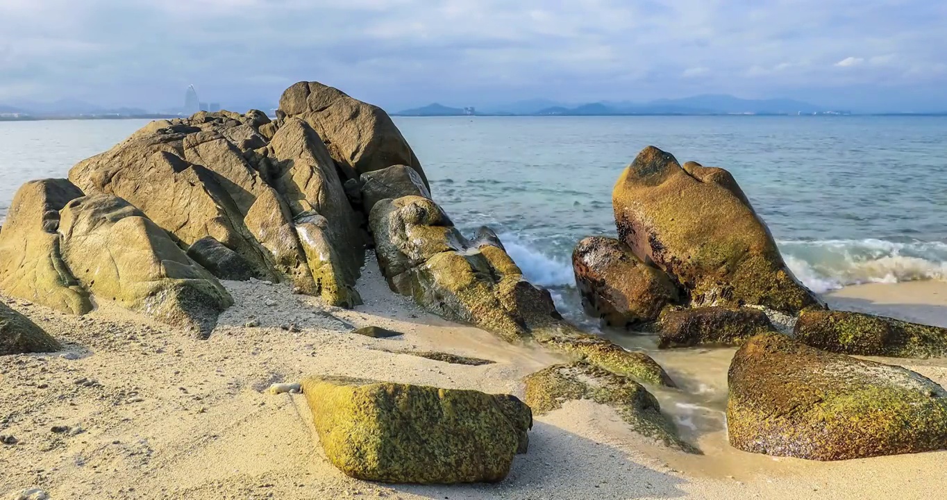 海浪拍打着岸边的岩石，美丽的海边景色。视频素材