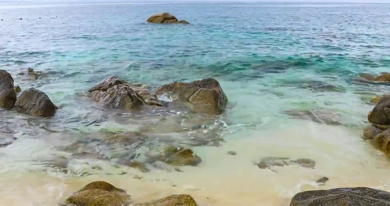 海浪拍打着岸边的岩石，美丽的海边景色。视频素材