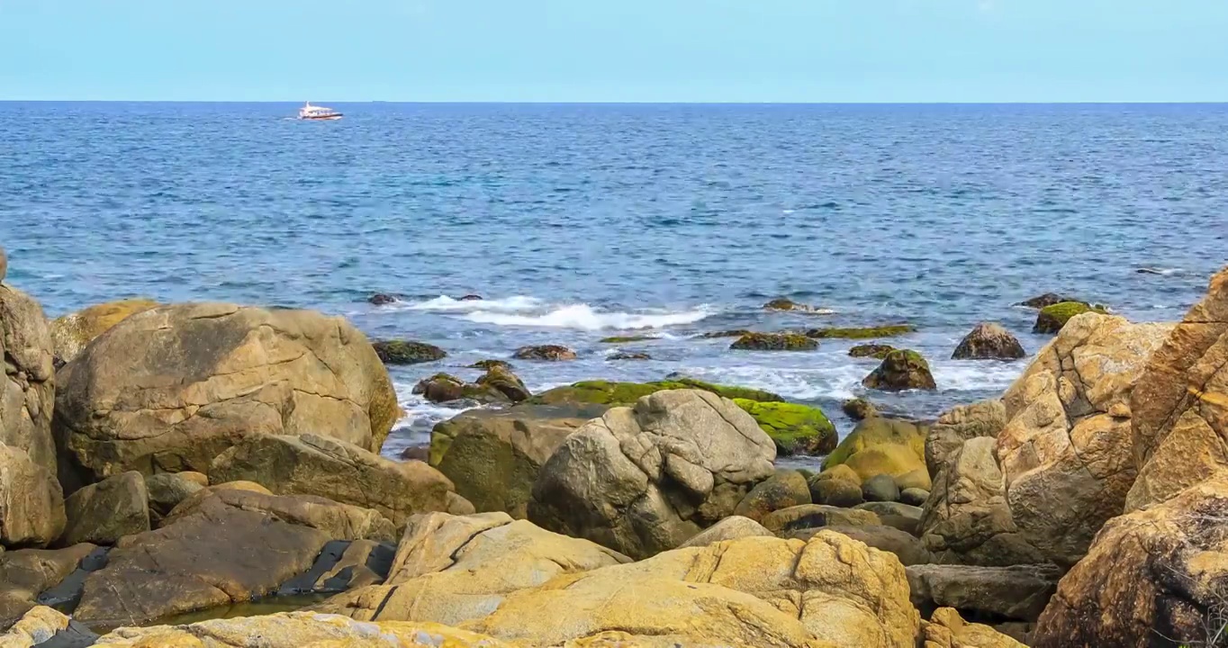 海浪拍打着岸边的岩石，美丽的海边景色。视频素材