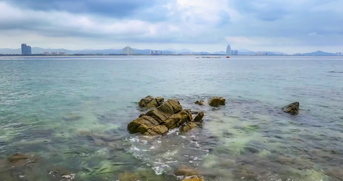 清澈的海水和美丽的海岸线自然风光视频素材