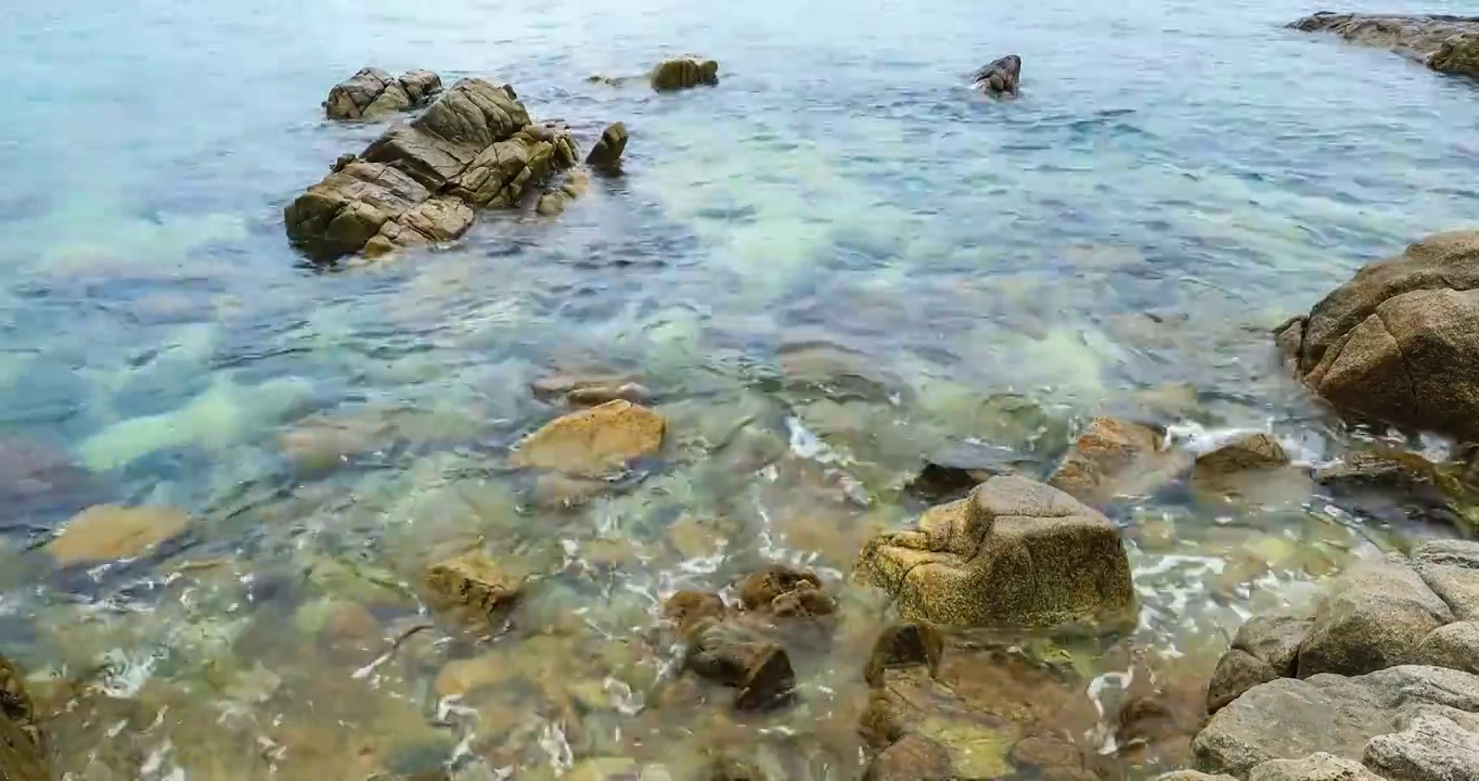 海浪拍打着岸边的岩石，美丽的海边景色。视频素材