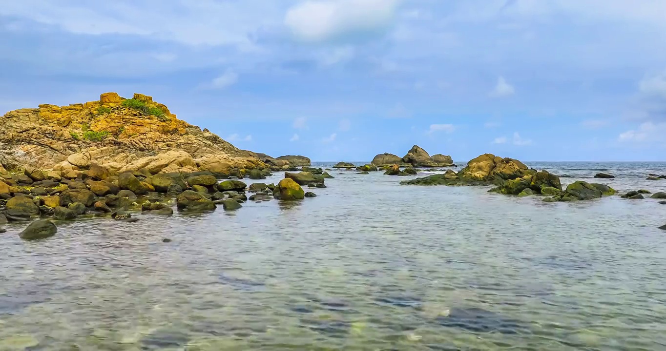 海浪拍打着岸边的岩石，美丽的海边景色。视频素材