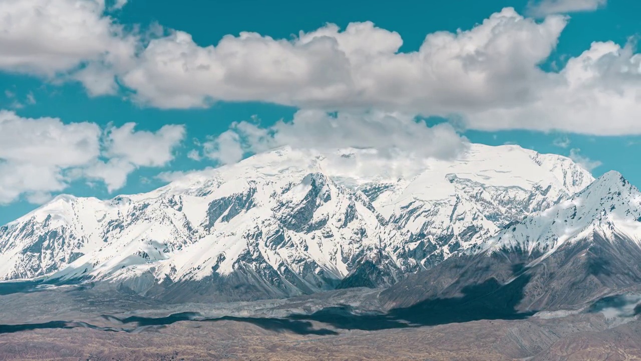 草原,帕米尔高原,湿地,慕士塔格,雪山,雪山,公格尔九别峰视频素材