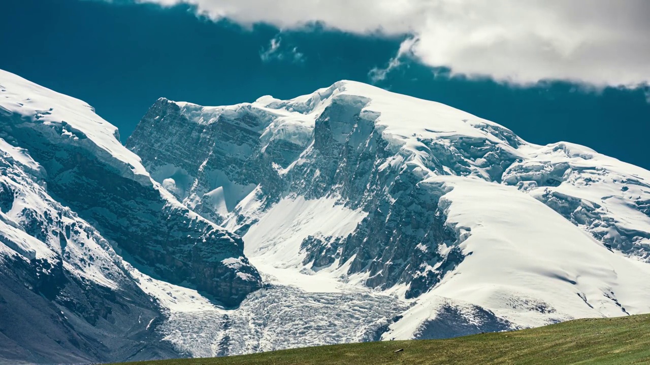 草原,帕米尔高原,湿地,慕士塔格,雪山,雪山,沼泽 公格尔九视频下载