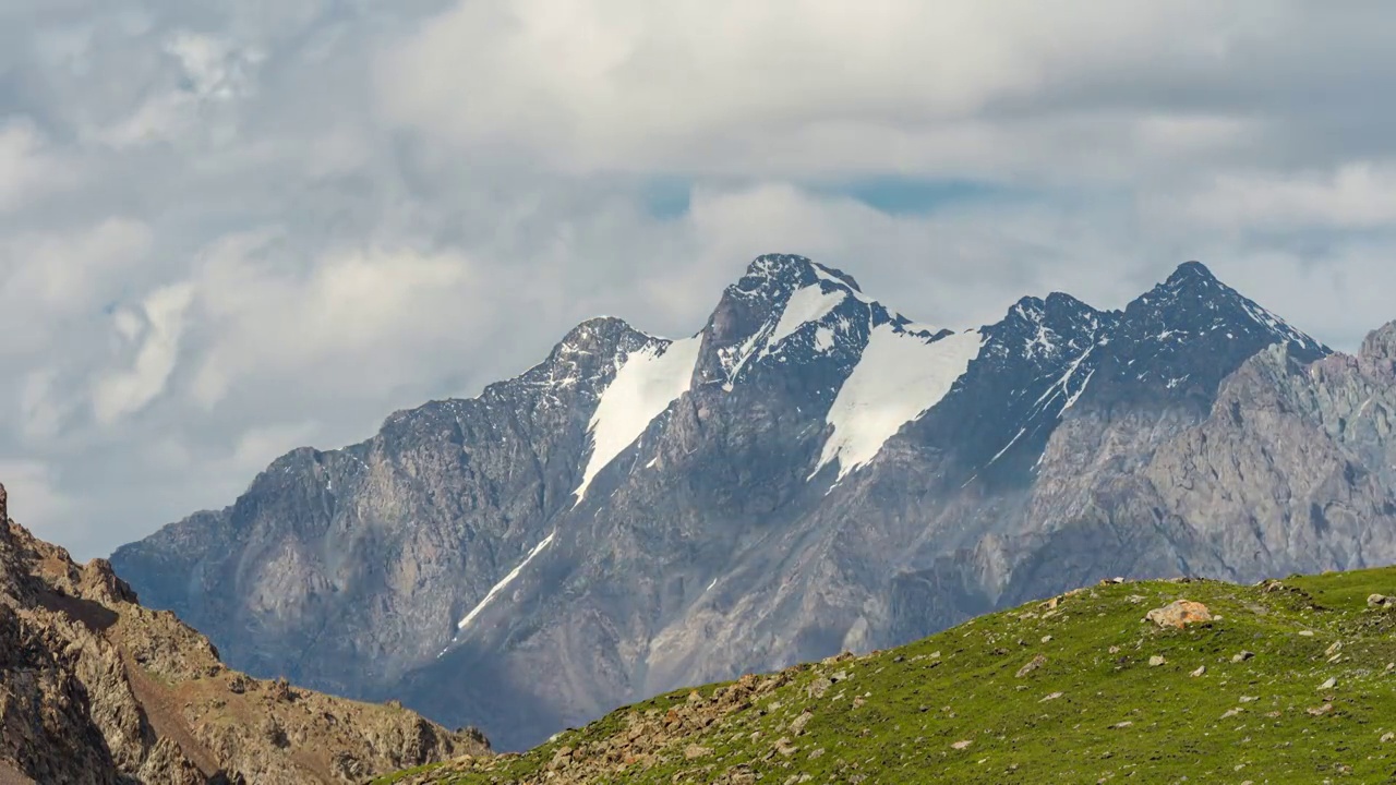 帕米尔高原的雪山,塔什库尔干,帕米尔高原,新疆维吾尔自治区视频素材