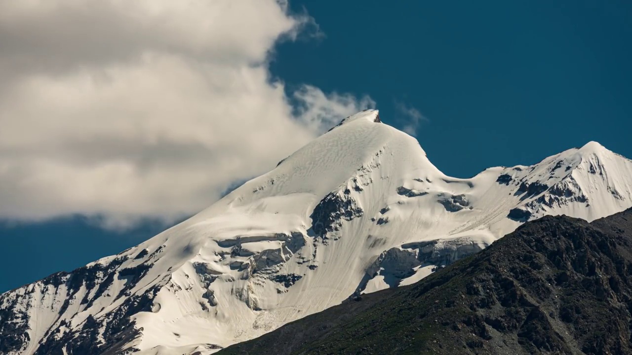 帕米尔高原的雪山,塔什库尔干,帕米尔高原,新疆维吾尔自治区视频素材