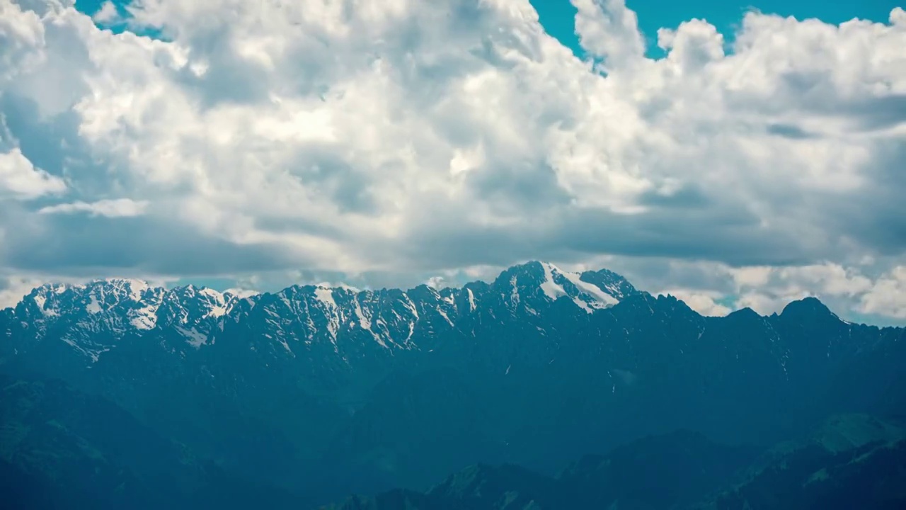 帕米尔高原的雪山,塔什库尔干,帕米尔高原,新疆维吾尔自治区视频素材